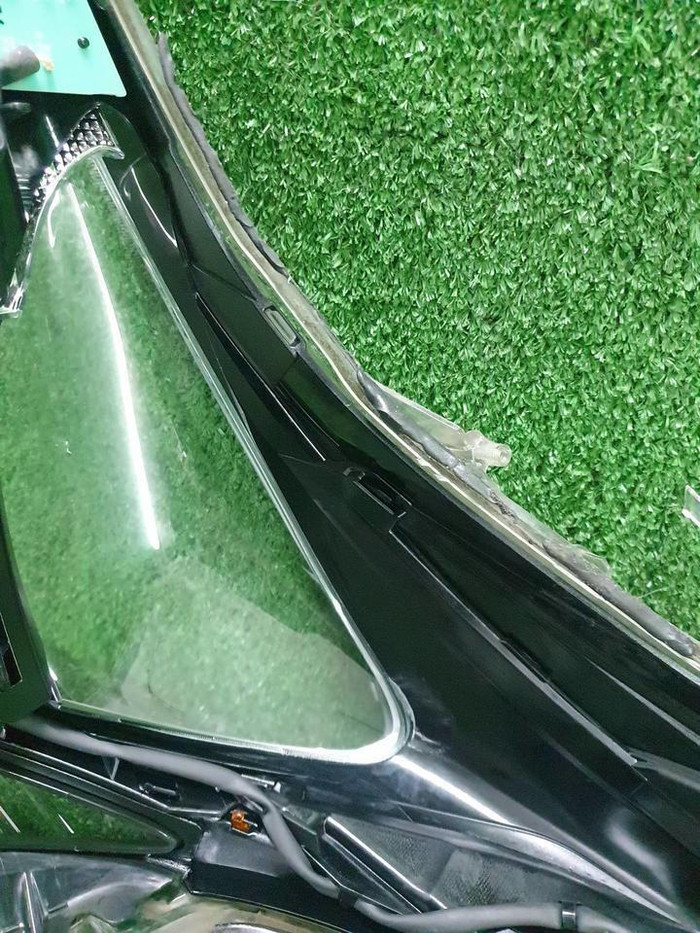 Стекло фары правое Toyota Prius 4 XW50 (2015-2018)