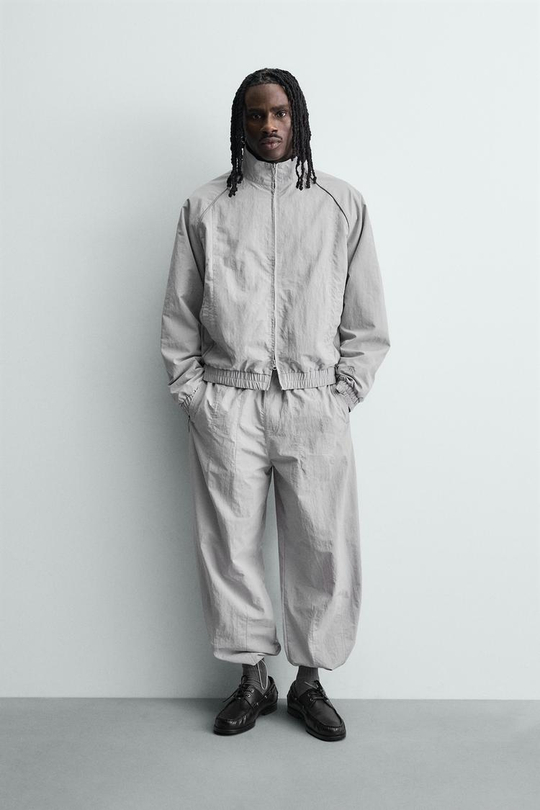 ZARA ДЖОГГЕРЫ ИЗ ВЫСОКОТЕХНОЛОГИЧНОЙ ТКАНИ С КОНТРАСТНЫМИ ПОЛОСАМИ, СВЕТЛО-СЕРЫЙ