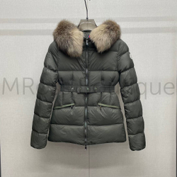 Женский короткий пуховик Moncler Boed (Монклер) с меховой отделкой на капюшоне