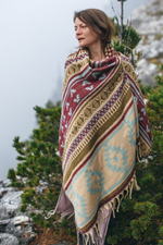 Теплый палантин с орнаментом