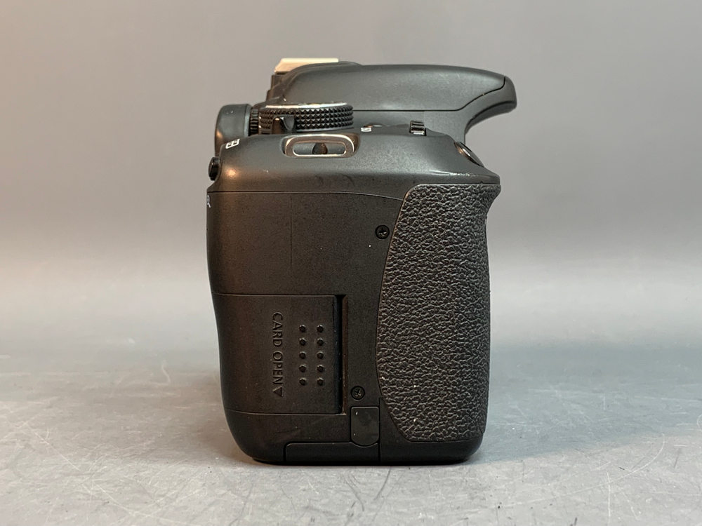 Canon 600D kit 18-55mm 3.5-5.6 IS ll 9.000 кадров