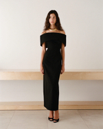 Платье с открытыми плечами