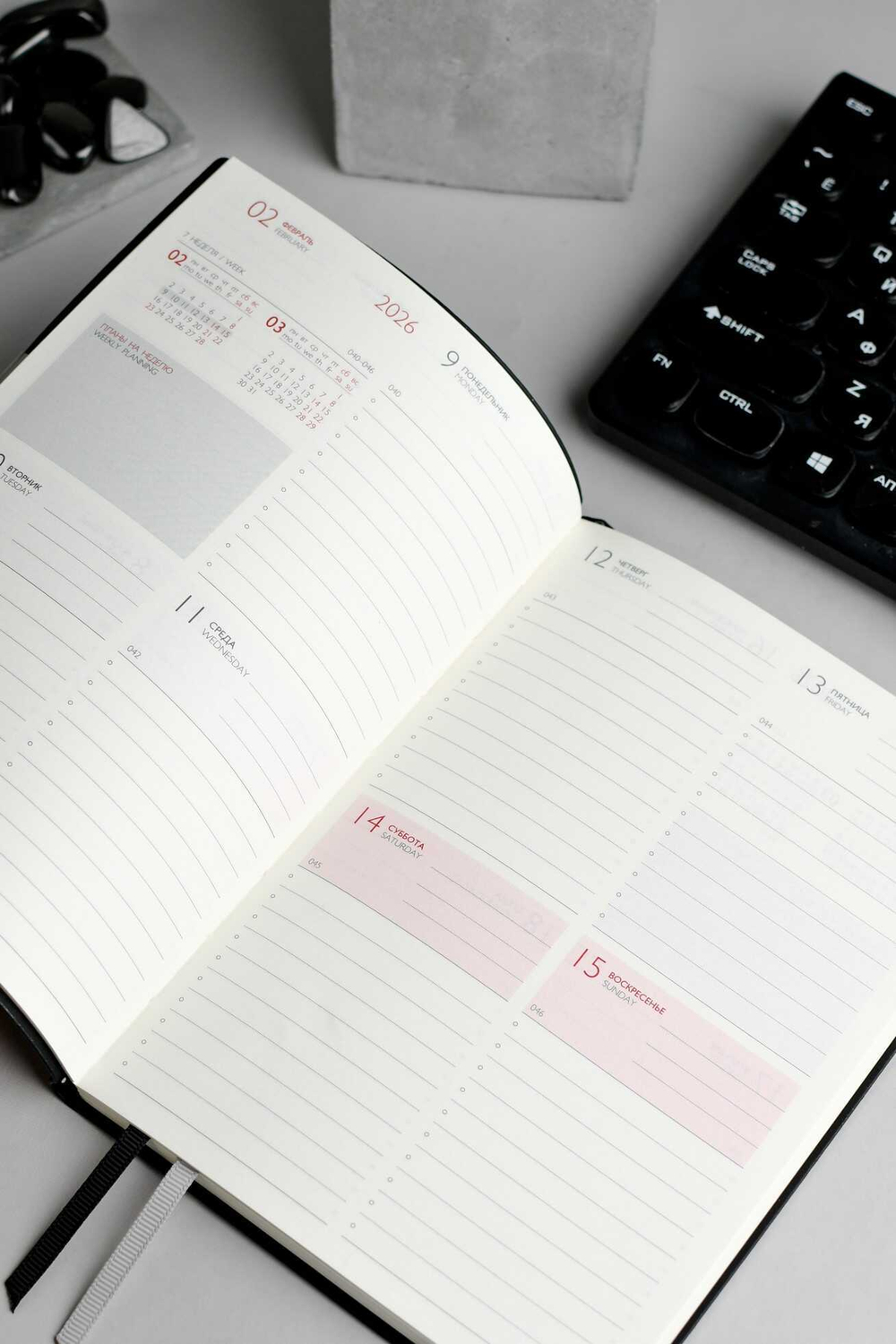 Еженедельник датированный 2026 ESCALADA, А6+, 80 л., арт. 70341/ 20 ШЕВРЕТ ГЛОСС ЧЁРНЫЙ (кожзам: 134х189 мм, мягкий переплёт, запаянный край, материал обложки: искусственная кожа "Шеврет глосс"; декор: тиснение фольгой, металлический шильд по краю об