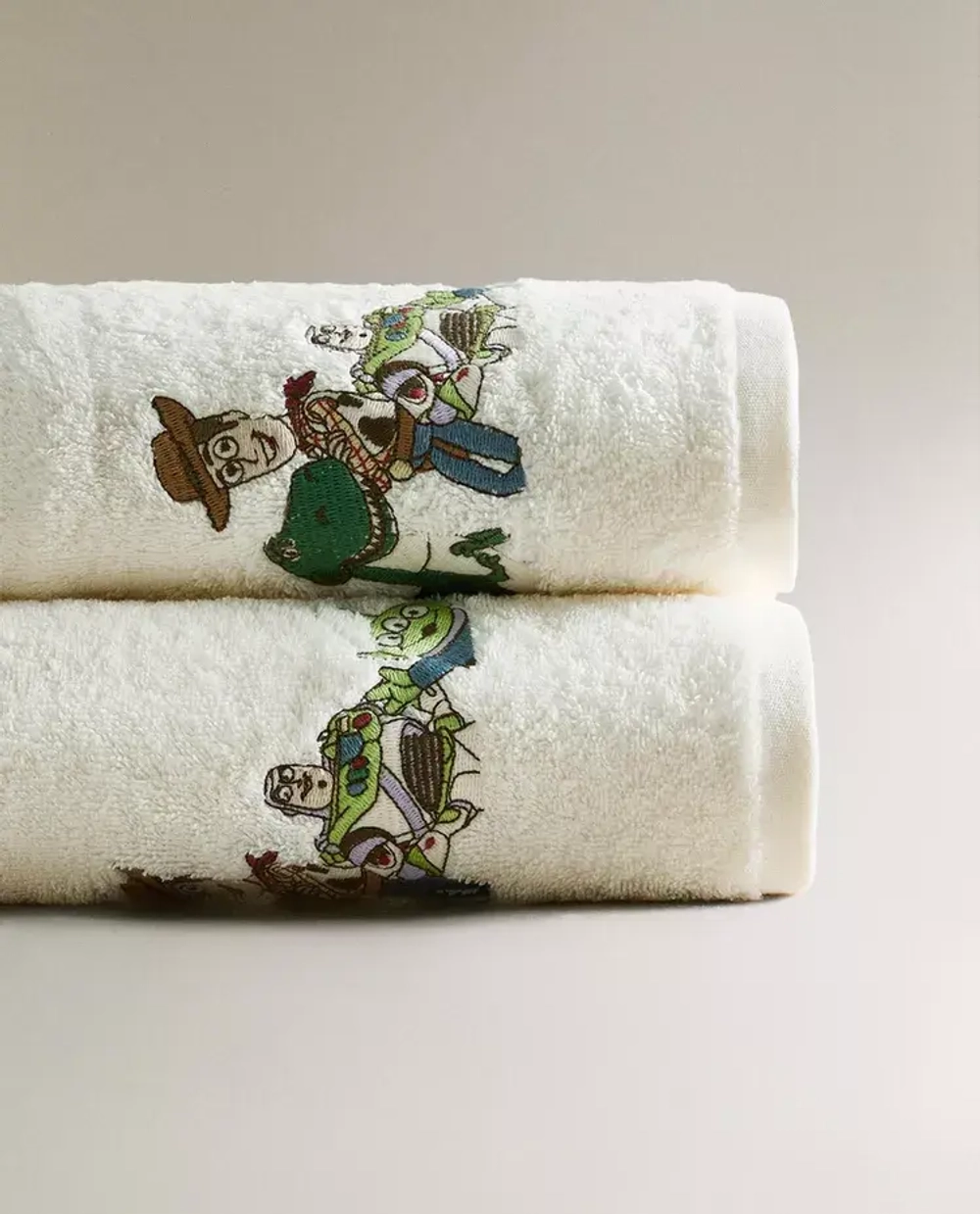 ZARA HOME ДЕТСКОЕ МЯГКОЕ ПОЛОТЕНЦЕ С КАПЮШОНОМ TOY STORY ©DISNEY, ЖЕЛТОВАТО-БЕЛЫЙ