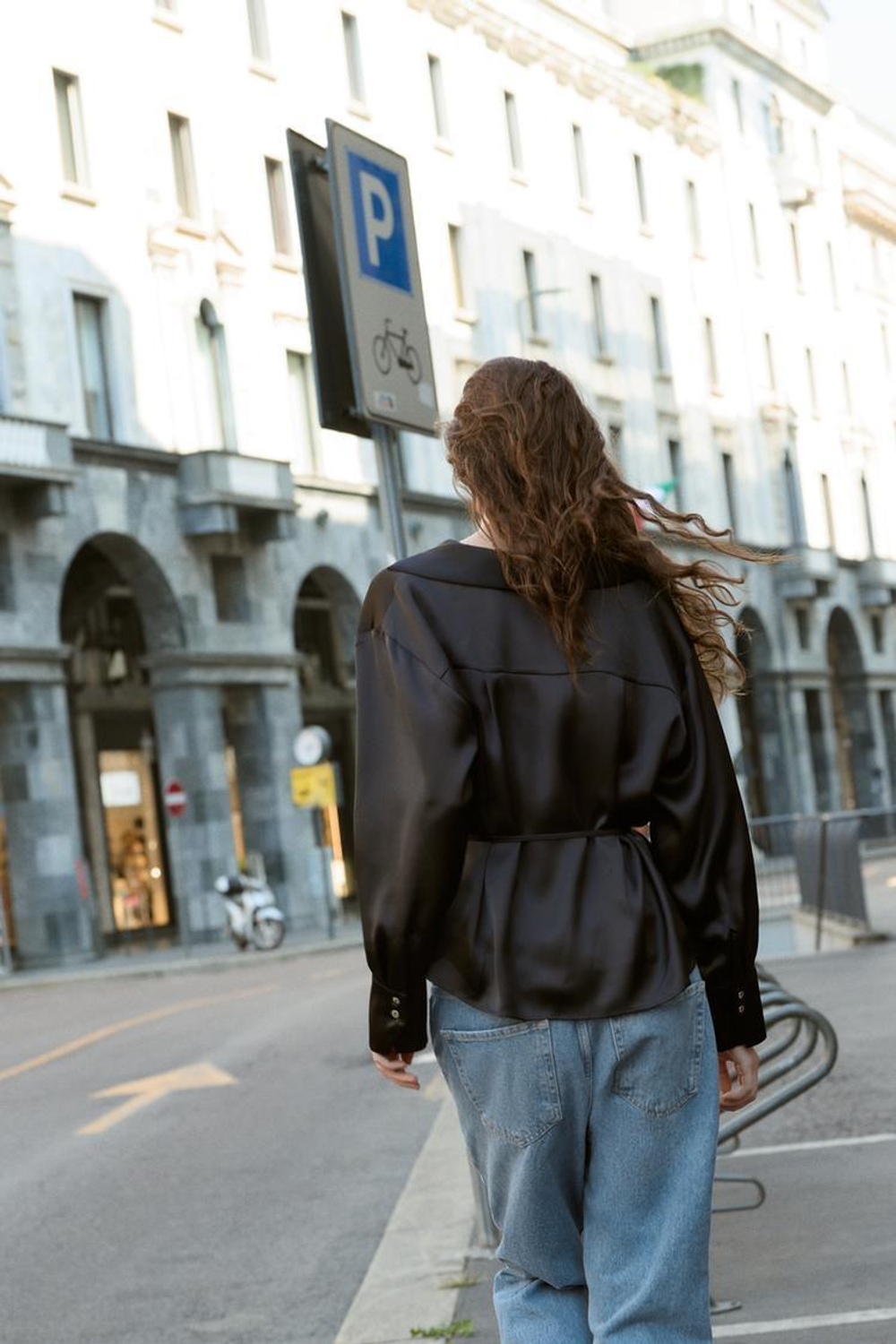 ZARA АТЛАСНАЯ БЛУЗА С ТОНКИМ РЕМНЕМ, ЧЕРНЫЙ