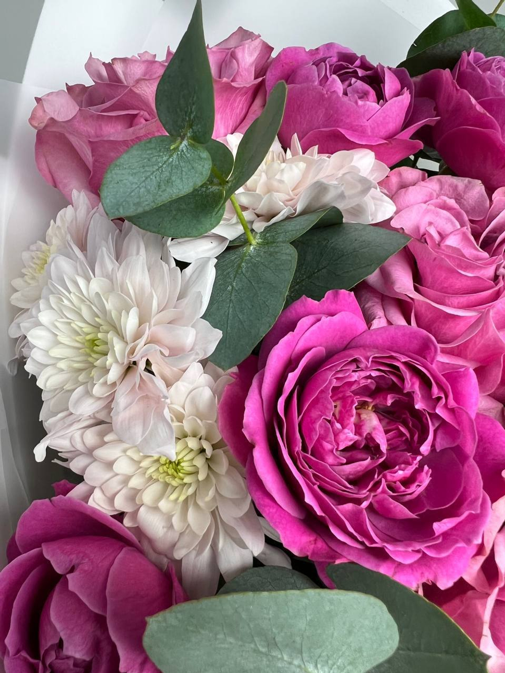 Авторский букет, составленный из кустовых роз, хризантем и роз сорта Катри Блюз