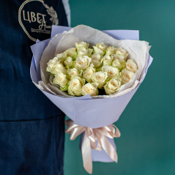 Нежный букет 25 белых роз в сиреневом оформлении