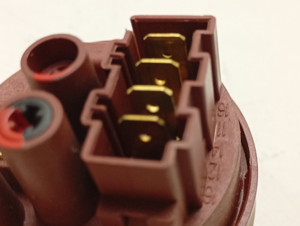 FL105S кт50 Датчик уровня воды для стиральной машины Ardo 520009904 б/у