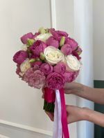 Свадебный букет из лизиантуса, кустовых пионовидных и одноголовых роз