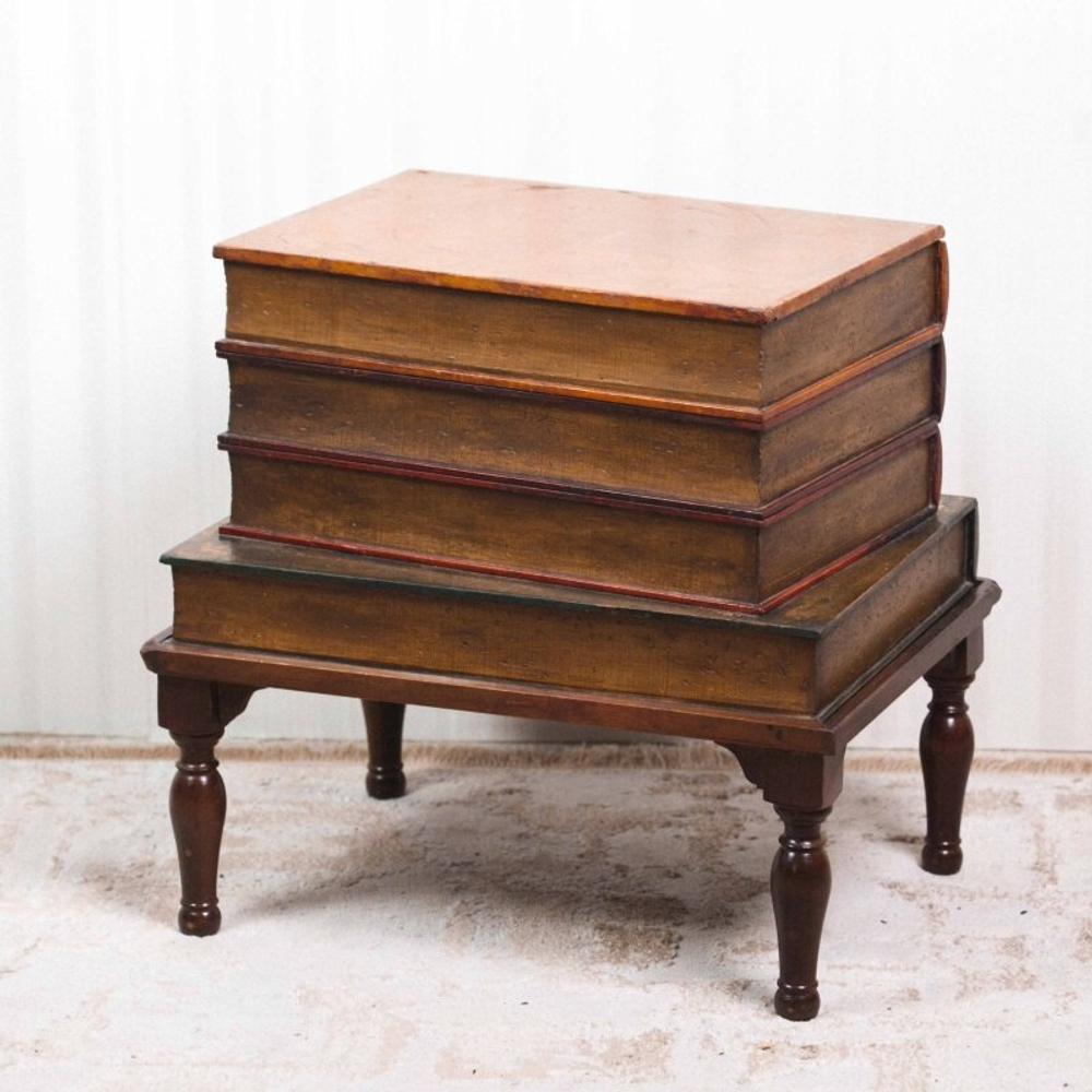 Бар в виде стопки старинных книг