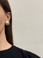 «Жемчужные» клипсы Chanel с лого