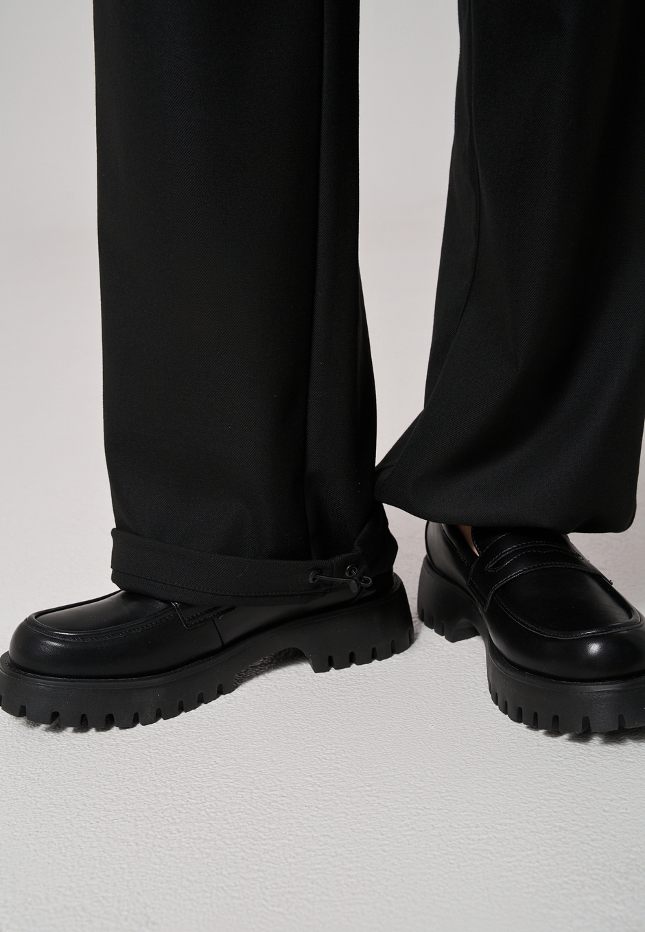 Брюки с поясом на резинке черные