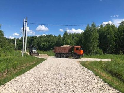 В «Усадьбе Романово» продолжаются работы по досыпке нескольких участков внутрипоселковых дорог щебнем мелкой фракции