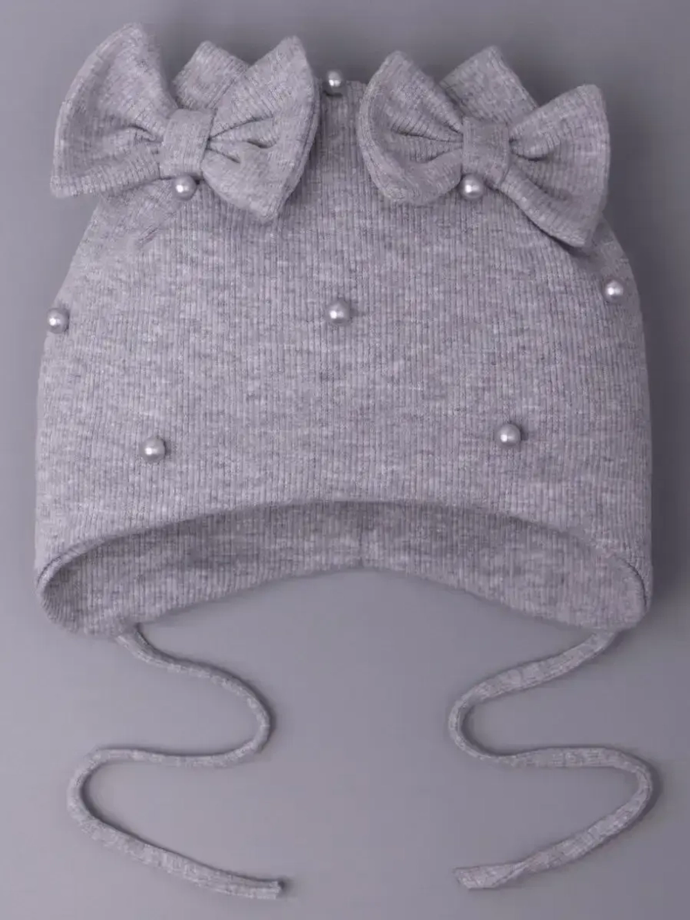 Шапка для девочки осенняя на завязках с бусинами