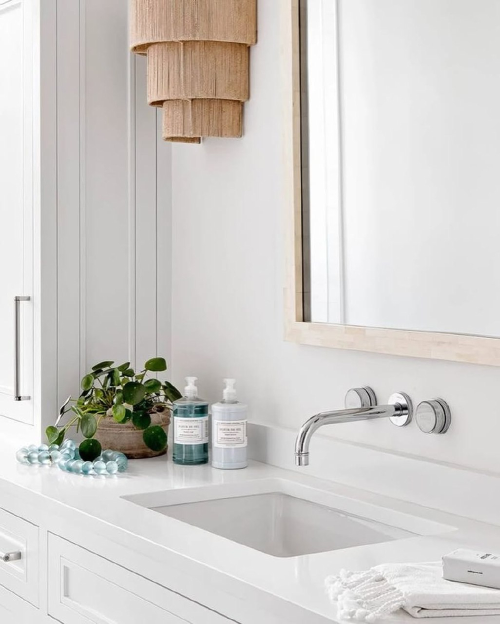 Настенное бра с многоуровневым абажуром из натуральной рафии