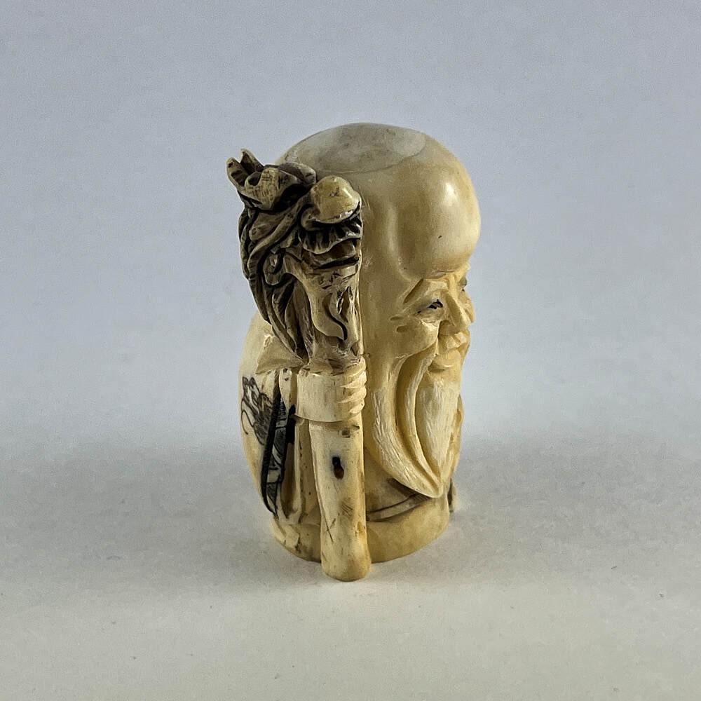 Статуэтка нэцкэ Дед с посохом и персиком