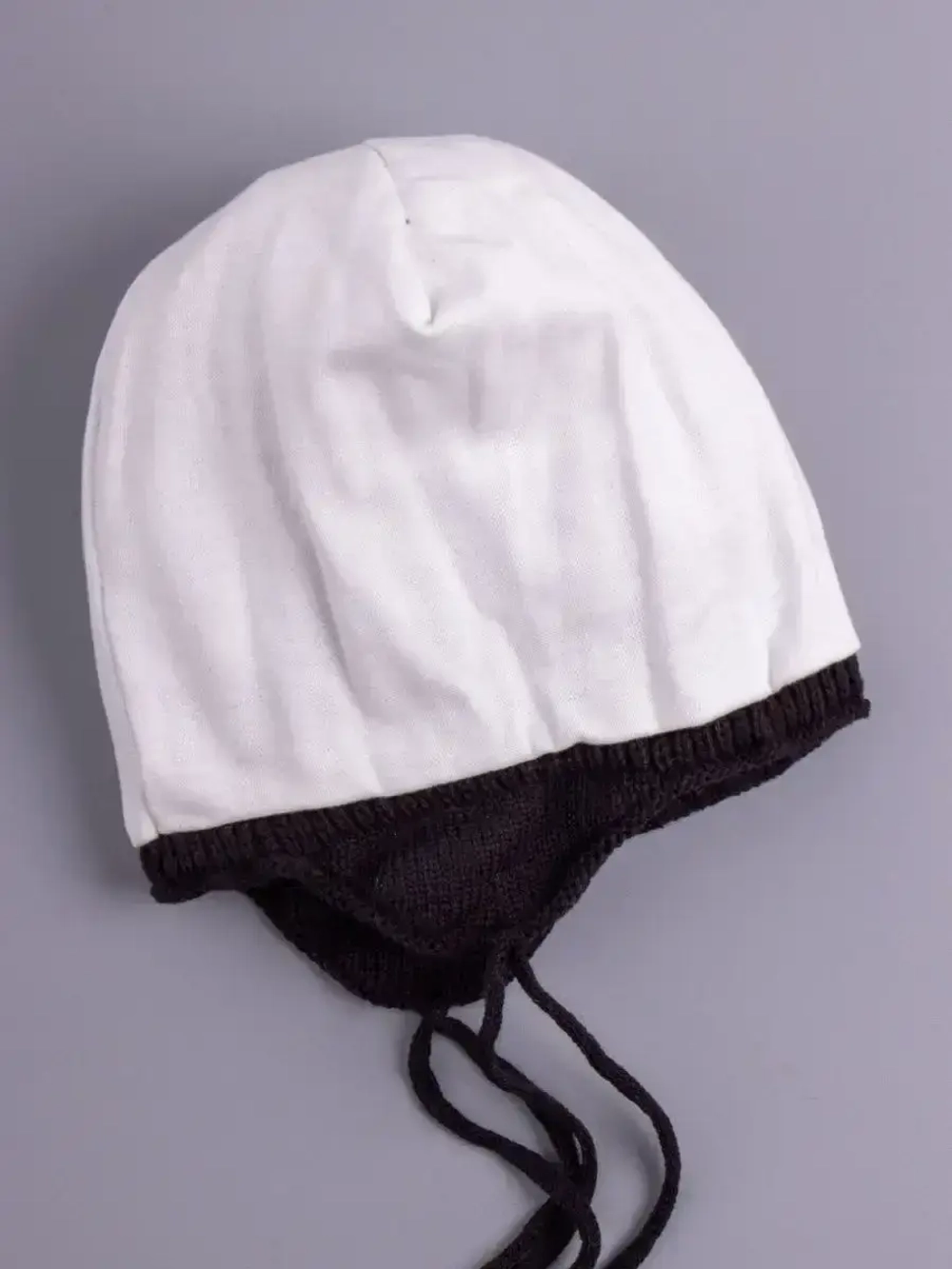 Шапка для мальчика вязаная демисезонная с завязками