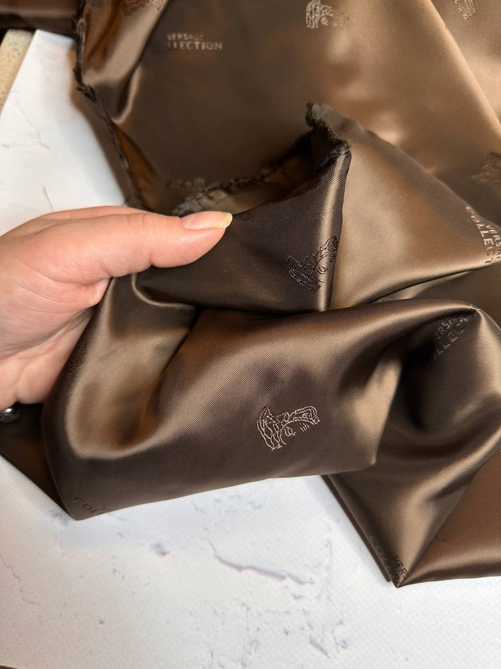 Вискоза жаккардовая подкладочная (Versace Collection, 100%вискоза, Шоколадный коричневый/логотип и надпись бренда, 138, 100 гр/м2)