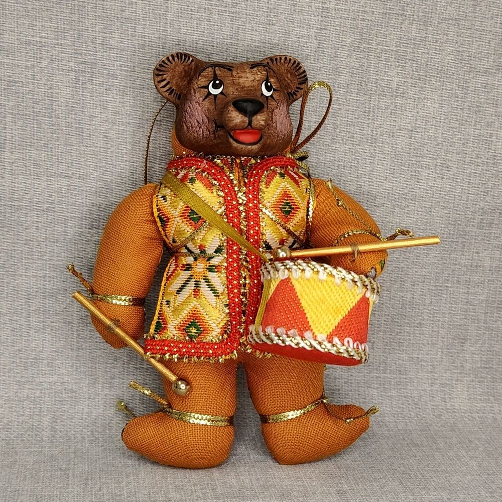 Ёлочная игрушка Медвежонок в жилете с аксессуаром