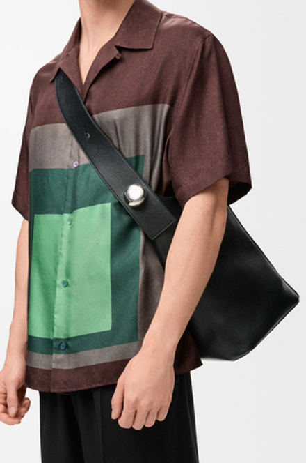 Loewe Большая сумка-ведро Pebble в мягкой зернистой телячьей коже, черный