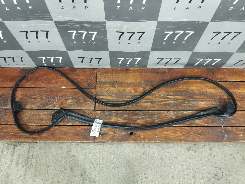 Уплотнитель двери задний левый Toyota Camry (XV70) 17-нв Б/У Оригинал 6787233120