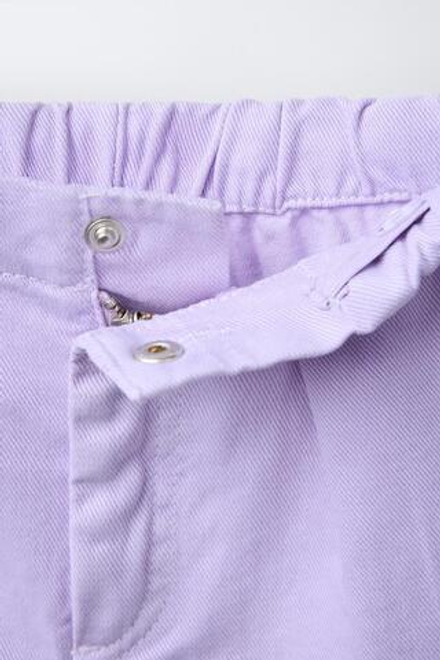 ZARA ДЖИНСОВЫЕ ШОРТЫ С ЗАЩИПАМИ, ФИОЛЕТОВЫЙ