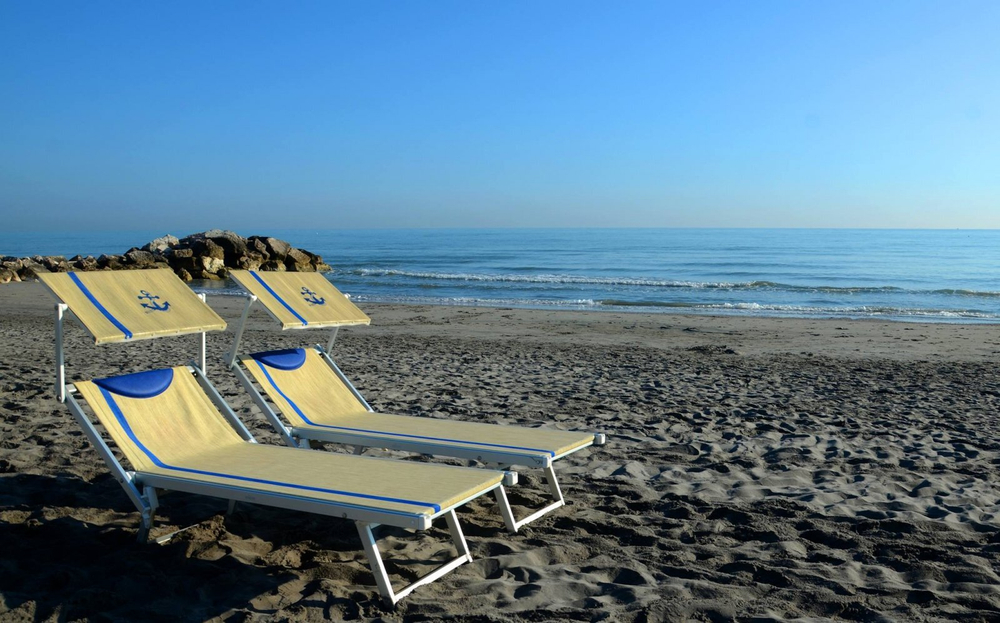 Шезлонг-лежак металлический Magnani 501 Relax, серебристый, слоновая кость