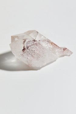 Горный хрусталь с гематитовым фантомом