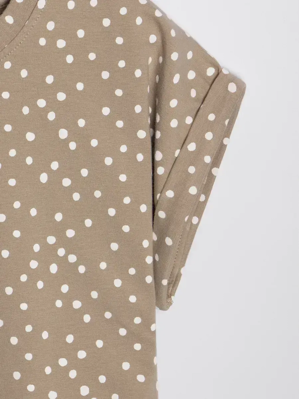 Бежевая футболка для девочки в горошек в школу