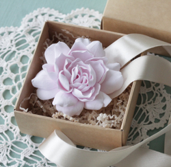 Броши: Гардения простая