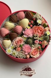 Коробка с цветами и клубникой в шоколаде