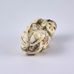 Нэцкэ Ребенок Карако на огромном листочке