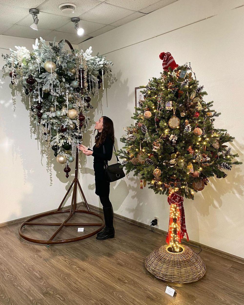 Заснеженная елка на ножке «Торшер» с гирляндой встроенной (Литая хвоя) 210 см / 2,1 м