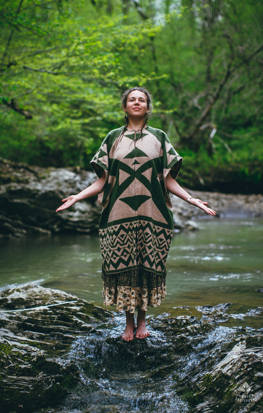 Накидка с этническим геометрическим рисунком зеленая