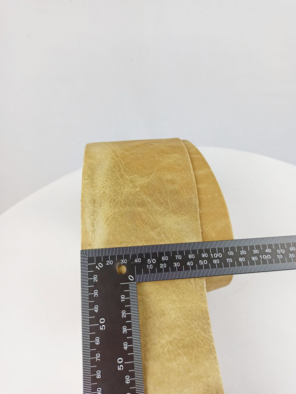 кожа сыромятная в рулоне на гуж 2.0-2.2 м. 1 шт.(9см)