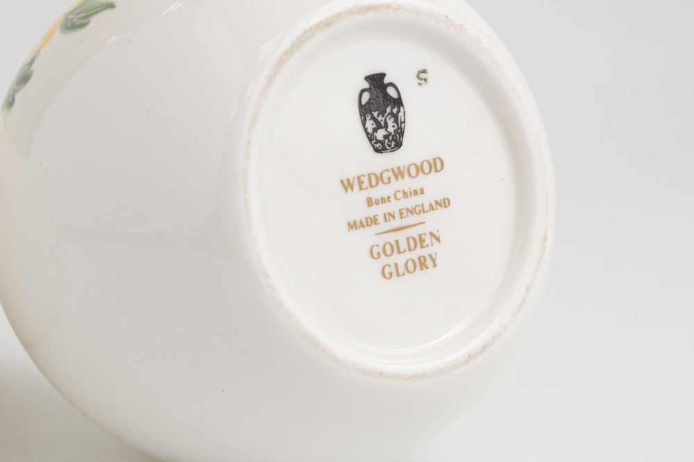 Вазочка из костяного фарфора с изображением золотистой бегонии из серии Golden Glory