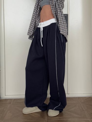 Темно-синие брюки с поясом и лампасами