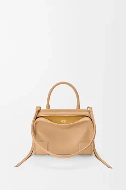 Loewe Маленькая сумка Amazona 180 из мягкой телячьей кожи, бежевый