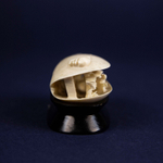 Двустворчатая раковина с миниатюрами внутри