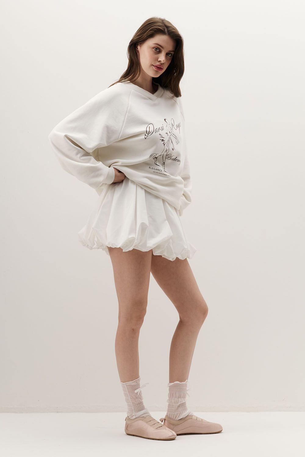 Свитшот с V-образным вырезом кремового цвета