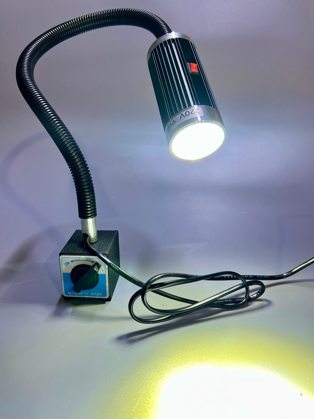 Станочный светодиодный светильник СКС на гибкой ножке 220В — LED лампа местного освещения станков с выключателем 9Вт, 900Лм, 5500К, 220В, IP40 (магнит)