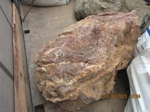 Block of Red marble stone /tn