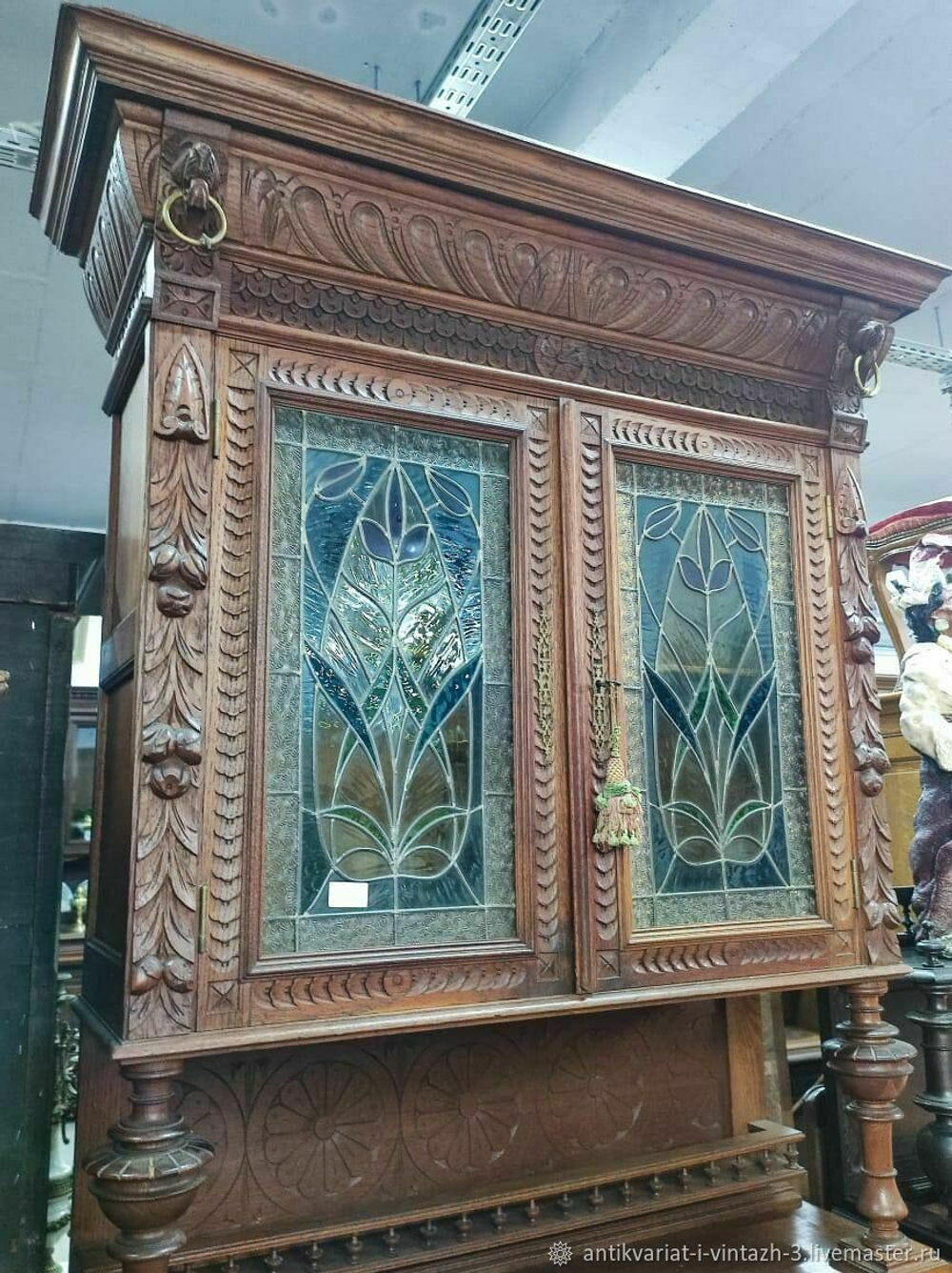 Старинный буфет с витражами