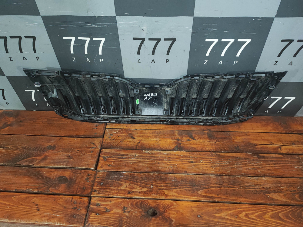 Решетка радиатора Skoda Octavia 3 (A7) 17-20 Б/У Оригинал 5E0853653C