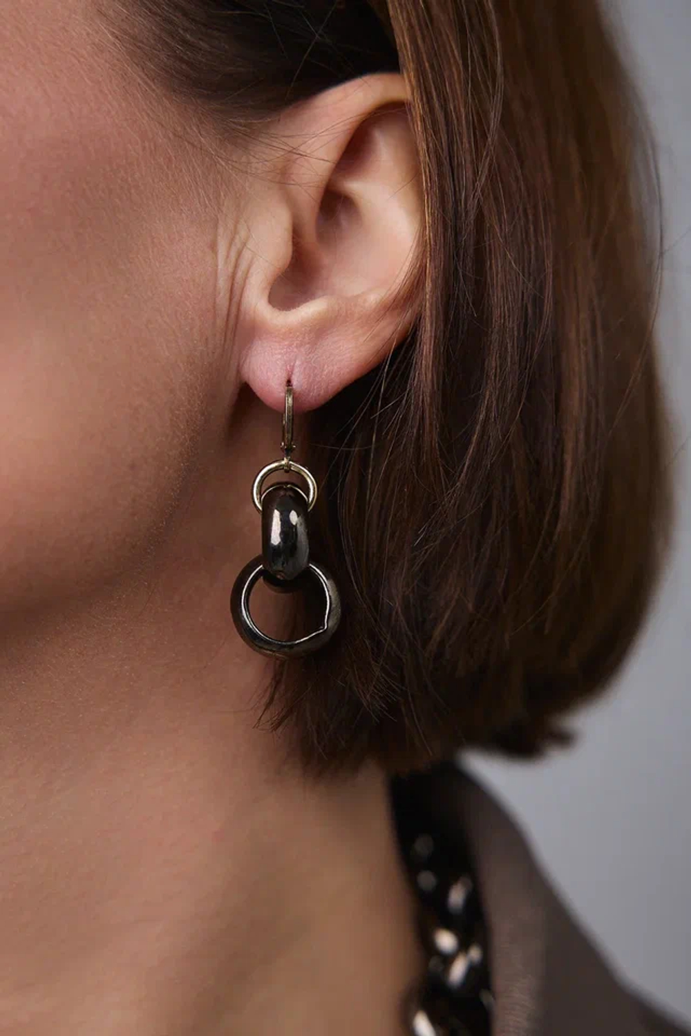 Серьги цепь ролло гигант, оттенок графит и золото