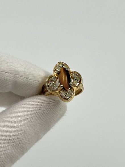 Кольцо с коричневой вставкой и кристаллами