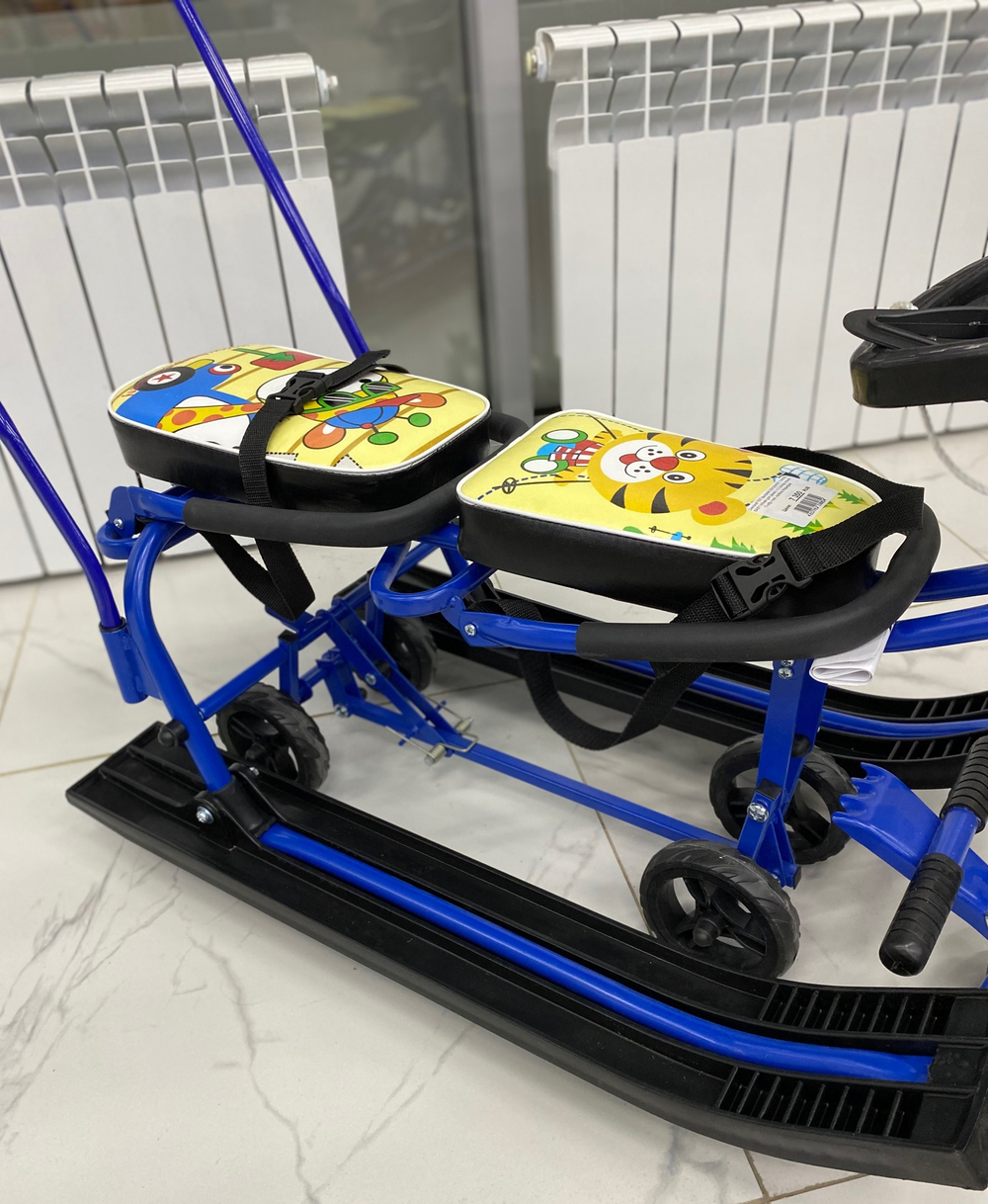 Снегокат 507 высокий SNOWKAT TWINS BABY Wheel для двоих, с 2 склад спинк. П-обр толк. колёса Жирафик