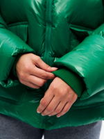 Короткий пуховик с контрастной подкладкой и съемным капюшоном в цвете "Green"