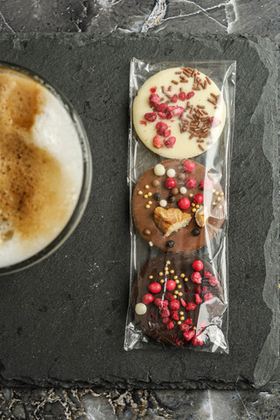 Круглые медианты с орехами, ягодами и посыпками