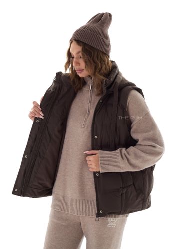 Шоколадный пуховый жилет с вязаным капюшоном